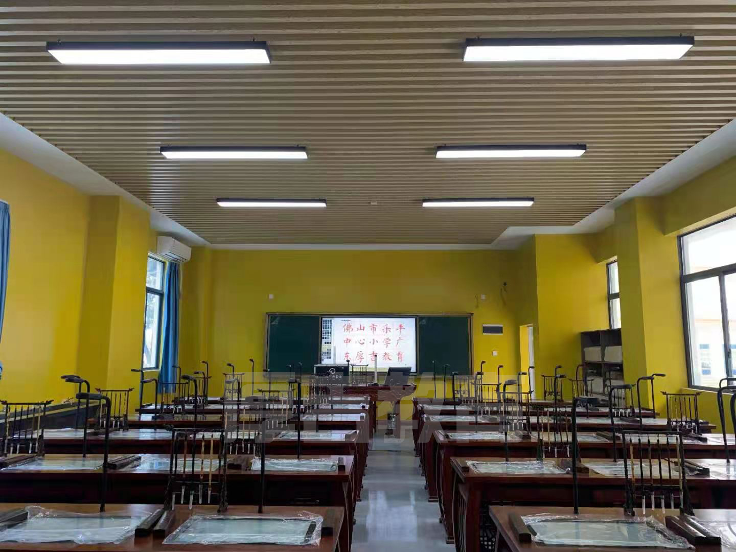 學(xué)校<a href='http://www.01vr.cn/chanpin/57-1.html' target='1' style='font-size:18px; font-weight:bold; color:#000000;'>書法室</a>
