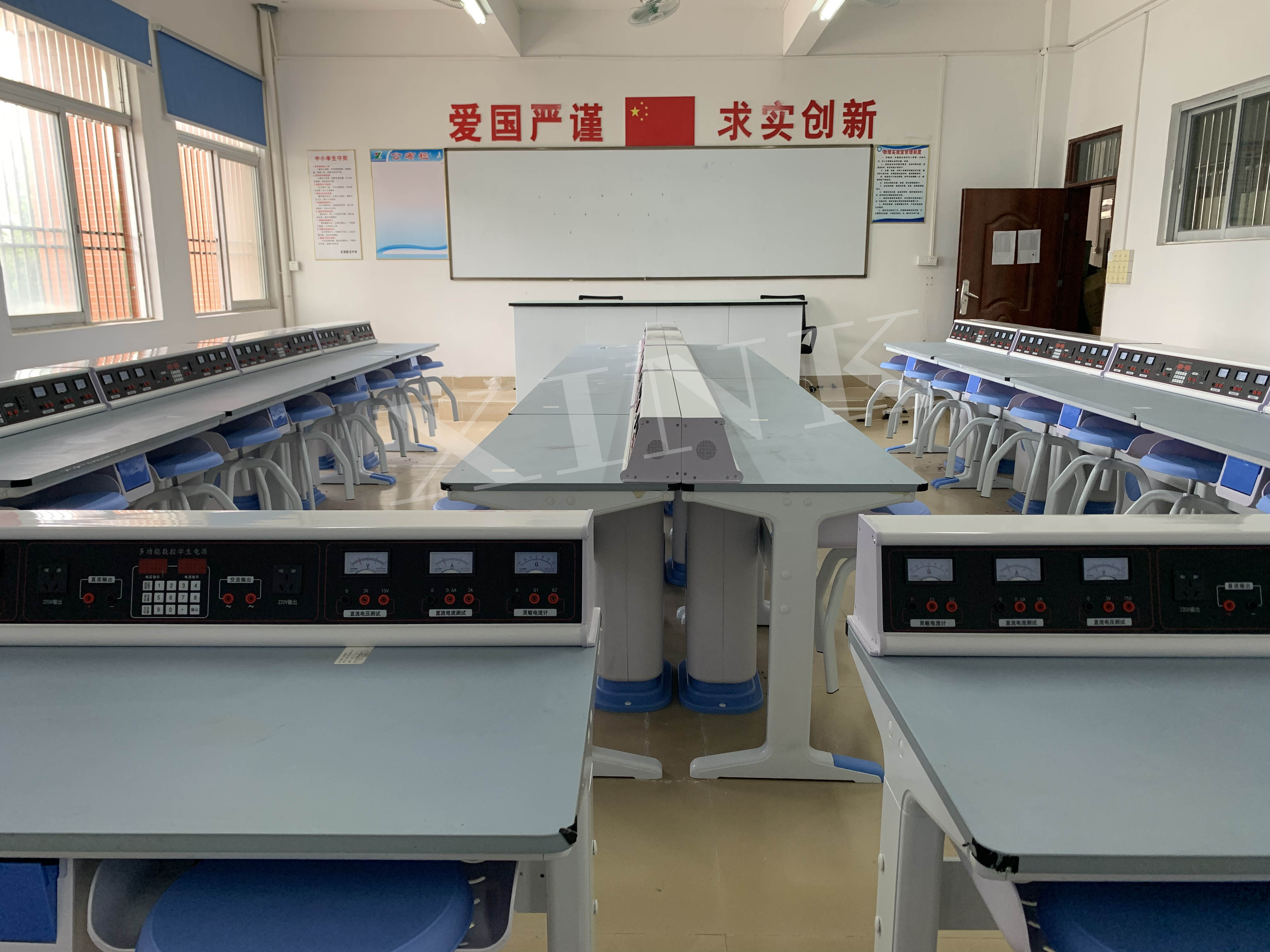 <a href='http://www.01vr.cn/' target='1' style='font-size:14px; font-weight:bold; color:#0080ff;'>物理實(shí)驗(yàn)室</a>
