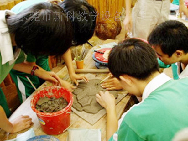 <a href='http://www.01vr.cn/chanpin/55-1.html' target='1' style='font-size:18px; font-weight:bold; color:#000000;'>陶藝功能室</a>2