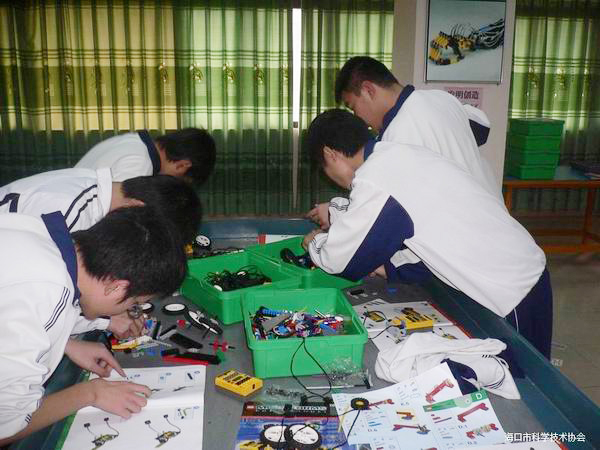 <a href='http://www.01vr.cn/chanpin/60-1.html' target='1' style='font-size:18px; font-weight:bold; color:#000000;'>機器人功能室</a>2